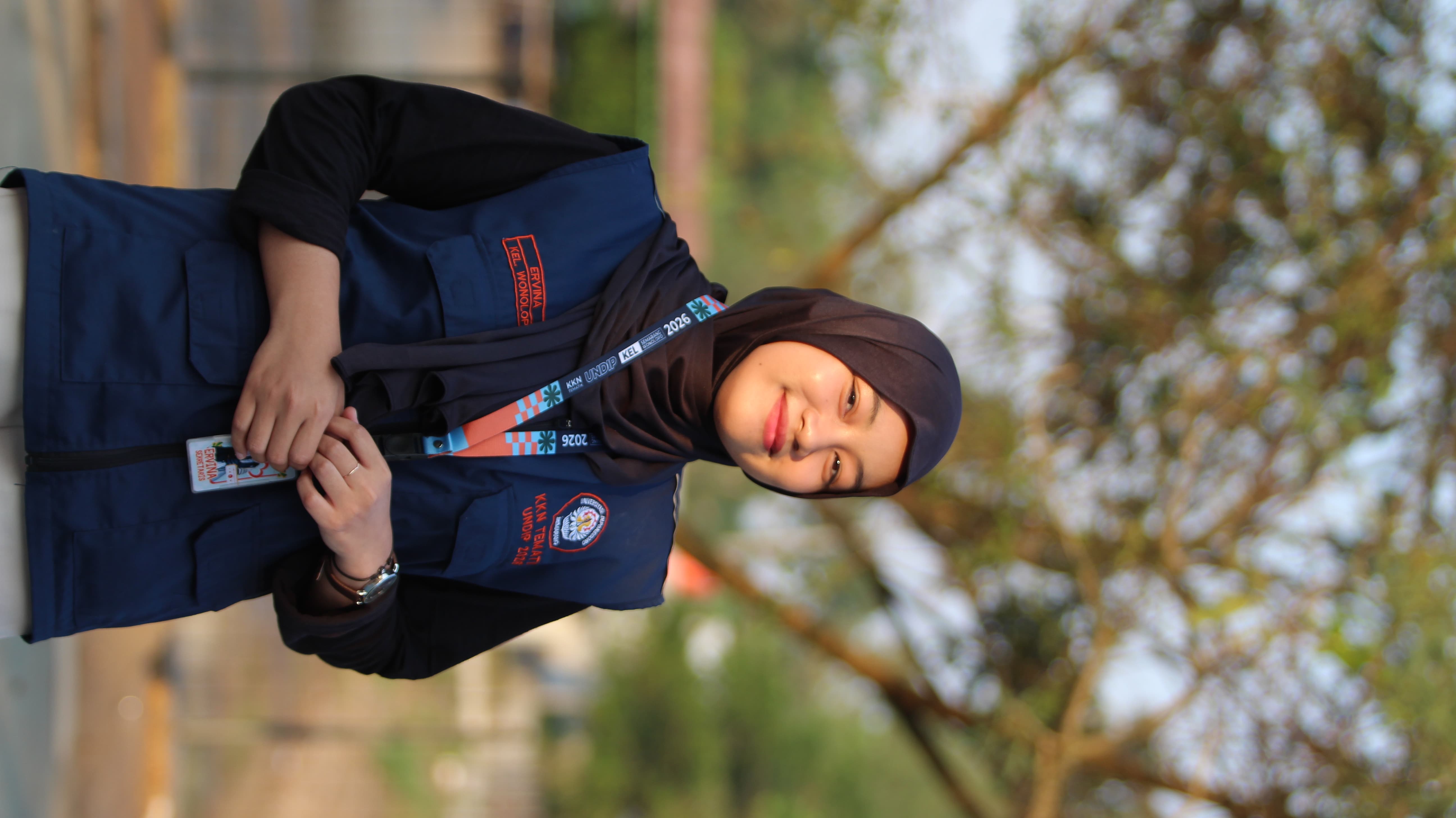 Ervina Eka Safira Pose 2