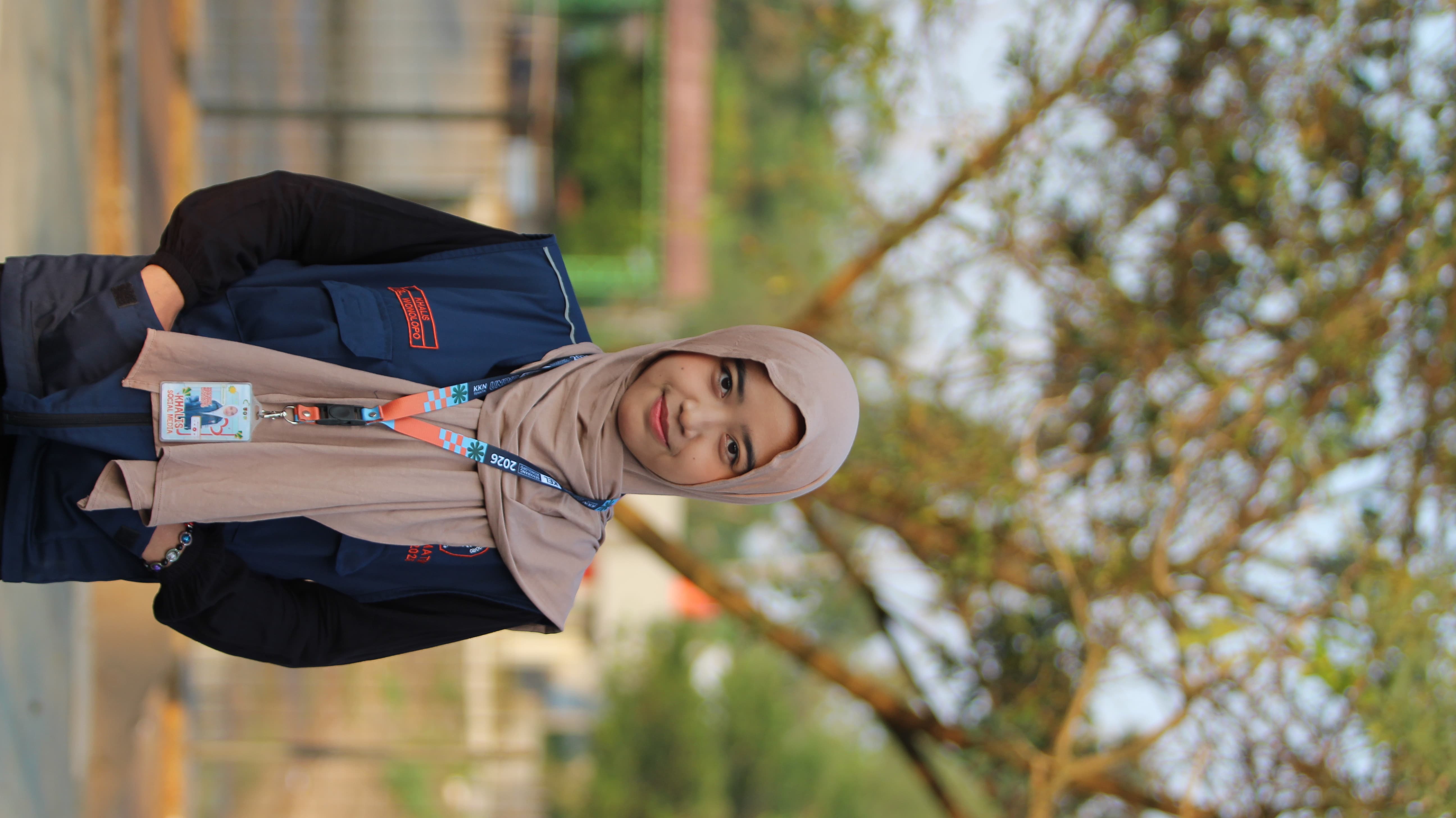 Naysira Khalis Arsyad Pose 2