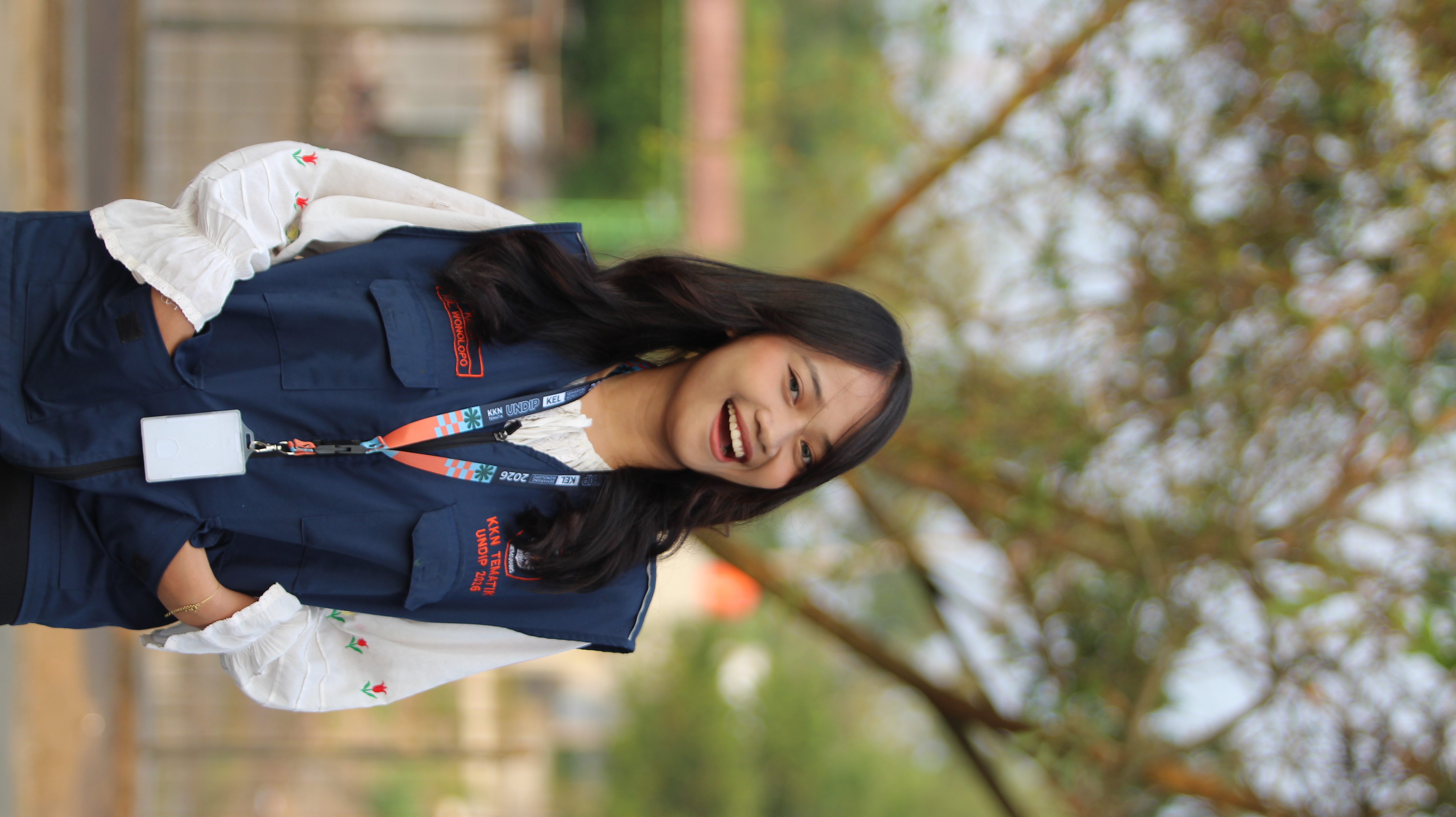 Kezia Angelica Putri Pose 2